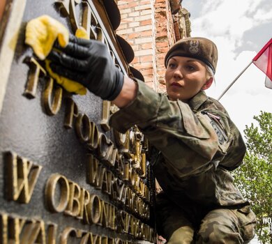 Żołnierze Wojsk Obrony Terytorialnej podczas porządkowania miejsc pamięci Powstania Warszawskiego