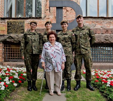 Żołnierze Wojsk Obrony Terytorialnej podczas porządkowania miejsc pamięci Powstania Warszawskiego