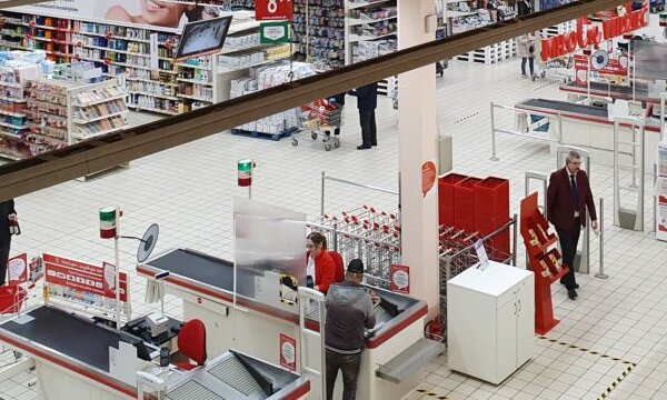 Auchan Piaseczno ochrona na linii kas