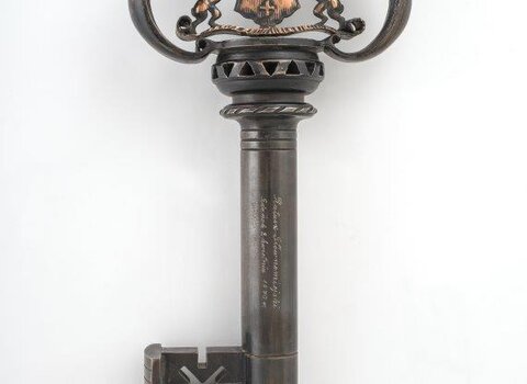 Pamiątkowe klucze do Ratusza Głównego Miasta z 2 kwietnia 1970 r. przekazane Józefowi Kuszewskiemu. Masywny klucz z herbem Gdańska. 