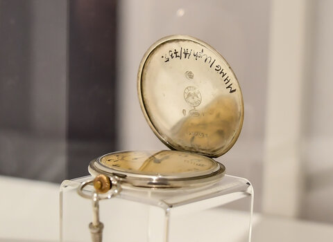 Kieszonkowy zegarek marki Longines Horsta Eugena Uphagena w kształcie koła w szklanej gablocie. 
