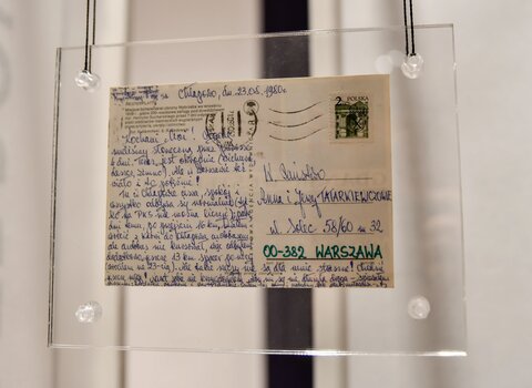 Zdjęcie przedstawia rewers pocztówki z zapisanym tekstem o wrażeniach z Westerplatte. Po prawej znaczek pocztowy i niżej dane adresowe.  