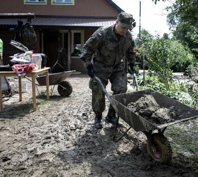 Żołnierze 3 Podkarpackiej Brygady OT pomagają poszkodowanym w ulewnych deszczach