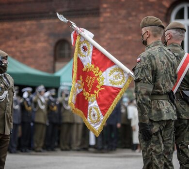 Uroczystość wręczenia sztandaru wojskowego 8 Kujawsko - Pomorskiej Brygadzie OT