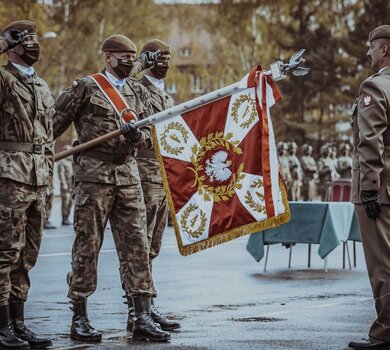 Wręczenie sztandaru wojskowego 4 Warmińsko - Mazurskiej Brygadzie OT