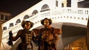 Podczas pobytu w Wenecji w czasie karnawału  Mirosław Trymbulak i Jola Słoma zaprezentowali karnawałowe stroje oraz maski zdobione bursztynem.
