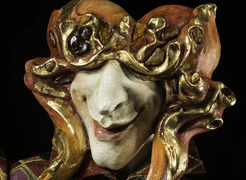 Na głowie maska zakrywająca całą twarz zdobiona bryłkami bursztynu. Płaszcz bogato zdobiony, obszywany złotą nicią, z bufiastymi naramiennikami. 
Projekt: Mirek Trymbulak i Jola Słoma   Fot. Michał Szczerek 
