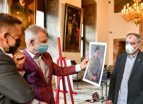 Na zdjęciu od lewej Waldemar Ossowski i Karol Klukowski oglądają prace prezentowane w Tece Gdańskiej. Po prawej Jacek Borzych. W tle obrazy i okna. 