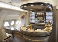 Nowy Aribus A380 linii Emirates z klasą ekonomiczną premium kursuje na trasie do Londynu