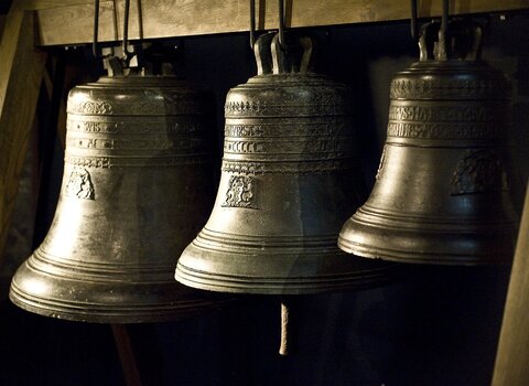 Zdjęcie. Trzy dzwony z łacińskimi inskrypcjami.