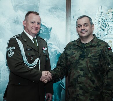 gen. dyw. Wiesław Kukuła i płk Edward Chyła podczas ceremonii przekazania obowiązków