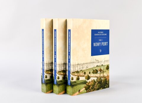Zdjęcie. 3 książki uchwycone pod katem w pozycji pionowej. Na okładce panorama Nowego Portu i morza. Na okładce niebieski kwadrat z napisem Nowy Port. 