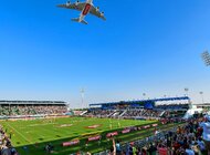 Airbus A380 szybuje nad stadionem The Sevens z okazji 50. jubileuszu ZEA