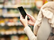 Aż 2/3 wizyt w sklepach stacjonarnych odbywa się z udziałem smartfona, czyli nowe technologie w służbie retail