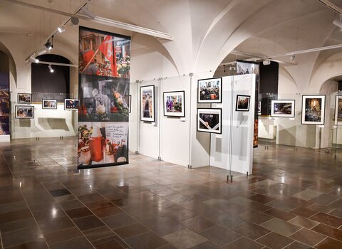 Sale wystawowe Galerii Palowej wraz z prezentowanym fotografiami. 