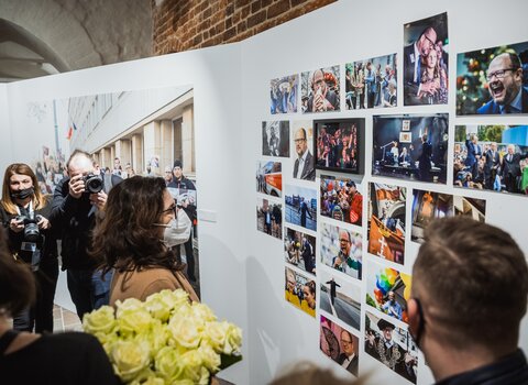 Aleksandra Dulkiewicz ogląda fotografie fotoreporterów prezentowanych pod Urzędem Miasta Gdańska. 