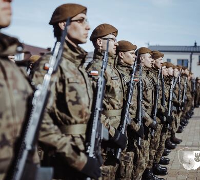 Chęciny. Przysięga nowych żołnierzy 10 Świętokrzyskiej Brygady OT.