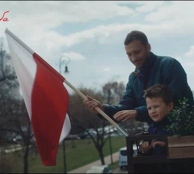 Możesz wstawać rano, spieszyć się po dzieci, możesz czuć się częścią większej całości. I jeśli tylko zechcesz - możesz świętować. Możesz wywiesić naszą flagę. 
Wywieś flagę na majówkę i dołącz do akcji #mojaflaga!

Biuro Programu „Niepodległa” kolejny raz zaprasza do akcji #mojaflaga, czyli wywieszenia biało-czerwonej z okazji Dnia Flagi Rzeczypospolitej Polskiej. Wystarczy wywiesić flagę przed domem, na balkonie czy w miejscu pracy, a zdjęcie z flagą udostępnić w mediach społecznościowych z opisem #mojaflaga.

Za pomoc w realizacji spotu dziękujemy wolontariuszom z warszawskich Bielan i burmistrzowi dzielnicy panu Grzegorzowi Pietruczukowi.