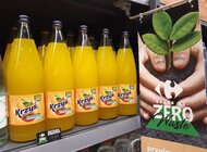 Kultowy napój Krzyś pomarańczowy w szklanym opakowaniu zwrotnym teraz dostępny w Carrefour