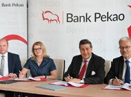 Pekao Leasing podpisał nową umowę kredytu z Bankiem Rozwoju Rady Europy, zabezpieczoną gwarancją Banku Pekao.  Środki zostaną przeznaczone na finansowanie mikro, małych  i średnich przedsiębiorstw