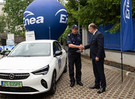 Nowoczesne samochody elektryczne od Fundacji Enea trafią do pięciu Komend Policji z terenu działania Grupy Enea