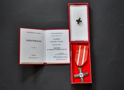 Medal i legitymacja potwierdzająca odznaczenie za udział w obronie Lwowa i wojnie 