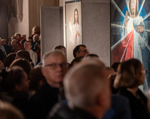 Wystawa współczesnych obrazów Jezusa Miłosiernego otwarta