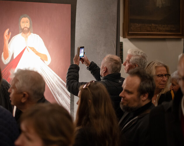 Wystawa współczesnych obrazów Jezusa Miłosiernego otwarta