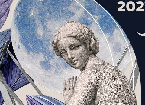 Grafika Europejskiej Nocy Muzeów w województwie pomorskim. W centrum antyczna rzeźba przedstawiająca kobietę zwrócona twarzą w kierunku. Po lewej szczyty fasad kamienic. Na rzeźbą księżyc. Obok daty 13 maja 2023, godz. 19:00-1:00.  