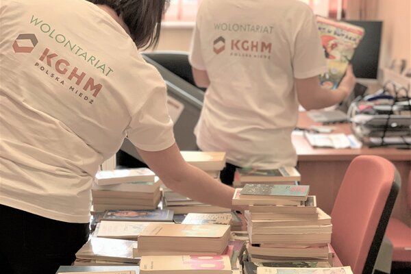 Dajemy książkom drugie życie – pracownicy KGHM wspierają biblioteki