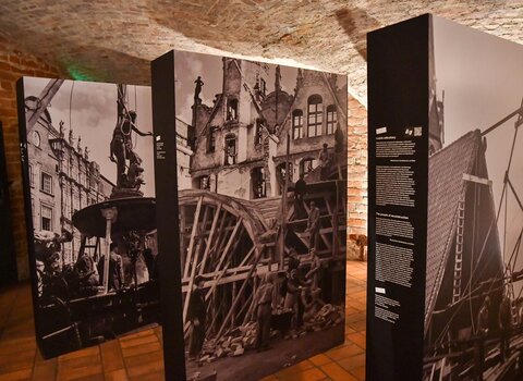 Minimalistycznie przygotowana wystawa opowiada o fenomenie odbudowy powojennego Gdańska. 