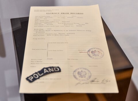 Wyciąg akt osobowych Ignacego Święcickiego z 1948 roku. Dokument służby w PAF w języku angielskim. Obok naszywka z napisem Poland.  