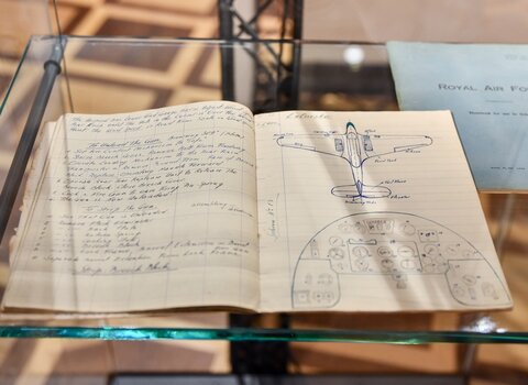 Notatki RAF dla pilotów i personelu latającego z czasów II wojny światowej opisujące obsługę karabinów samolotu. Tekst w języku angielskim, niekiedy odręczne pismo w języku polskim. 