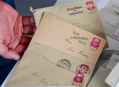 Fotografie oraz dokumenty przekazane przez potomków i rodzinę Michała Szucy. Na zdjęciu koperty pocztowe z 1939 roku. 