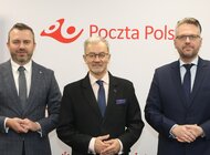 Bank Pekao współpracuje z Pocztą Polską, dzięki temu przedsiębiorcy mogą wpłacać gotówkę w placówkach pocztowych