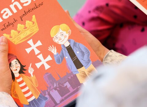  Książka Gdańsk dla młodych podróżników w rękach dziecka
Pobierz plik: premiera książki Gdańsk dla młodych podróżników, fot Dominik Paszliński (6)
