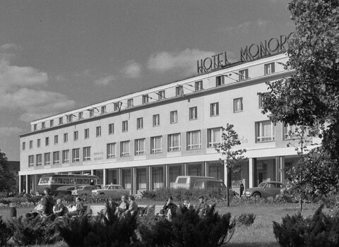 Fotografia czarno-biała. Fasada budynku Hotel Monopol. 