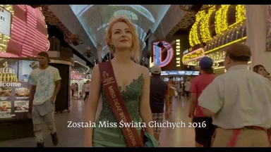 ERGO Hestia zaprasza! Znaki - pierwszy polski film o kulturze głuchych to obraz, którego bohaterką jest Iwona Cichosz, ambasadorka kampanii ERGO Hestii "Rozumiemy się bez słów". 
Iwona Cichosz w sierpniu tego roku zdobyła tytuł Miss Świata Głuchych 2016 w Las Vegas.