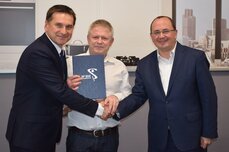 od lewej dyrektor SP ZOZ Remigiusz Pawelczak, chirurg Piotr Grzybowski, wiceprezes ds. operacyjnych Amica Wronki S.A. Marcin Bilik.JPG