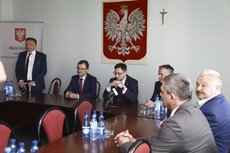 Daniel Obajtek Janusz Kotowksi i Arkadiusz Czartoryski na konferencji w Ostrołęce.jpg