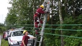 ekipa Energi Operatora naprawia sieć w okolicach Dziemian 01.MOV