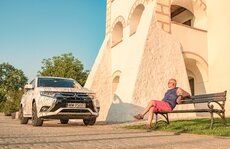 Andrzej Pągowski i Mitsubishi Outlander PHEV (3).jpg