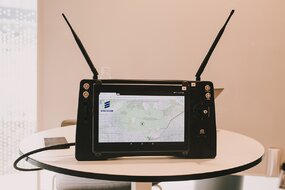 Naziemna stacja kontroli lotów stworzoną przez FlyTech UAV, służąca do kontroli lotu bezzałogowego statku powietrznego (drona).
Na ekranie stacji widzimy wizualizację danych zebranych podczas pomiarów sieci komórkowej przez system, który jest obiektem współpracy Ericsson i FlyTech UAV.
