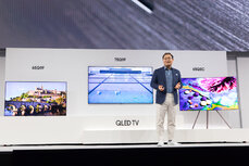 Jonghee Han, President of Visual Display Business at Samsung Electronics, introducing the new 2018 QLED TVs(2).jpg