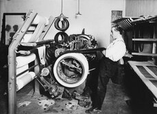 Nokian-Tyres-1930s-assembly.jpg