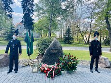 Kwiaty przy pomniku w hołdzie Pracownikom Polskiej Miedzi.jpg