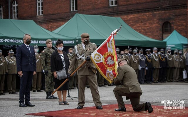 Uroczystość wręczenia sztandaru wojskowego 8 Kujawsko - Pomorskiej Brygadzie OT