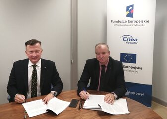Andrzej Kojro, prezes Enei Operator i Marek Szymankiewicz, wiceprezes ds. infrastruktury sieciowej podpisują umowę o dofinansowaniu z UE budowy inteligentnych sieci elektroenergetycznych