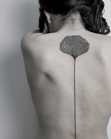 Kobiecy tatuaż na plecach_Animal tattooer.jpg