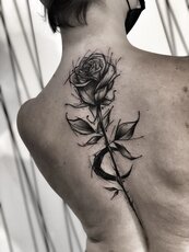 Damski tatuaż na plecach - róża_Inez Janiak-Molęcka.JPG